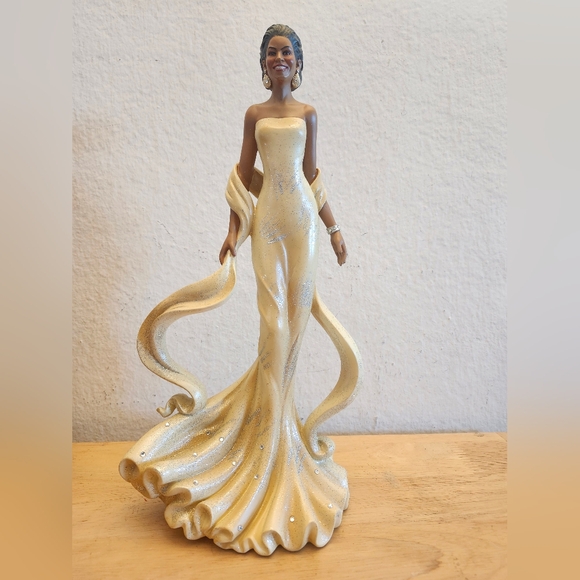 Bradford Exchange Michelle Obama Reach for‎ the Stars Radiant Beauty Statue - Picture 1 of 8